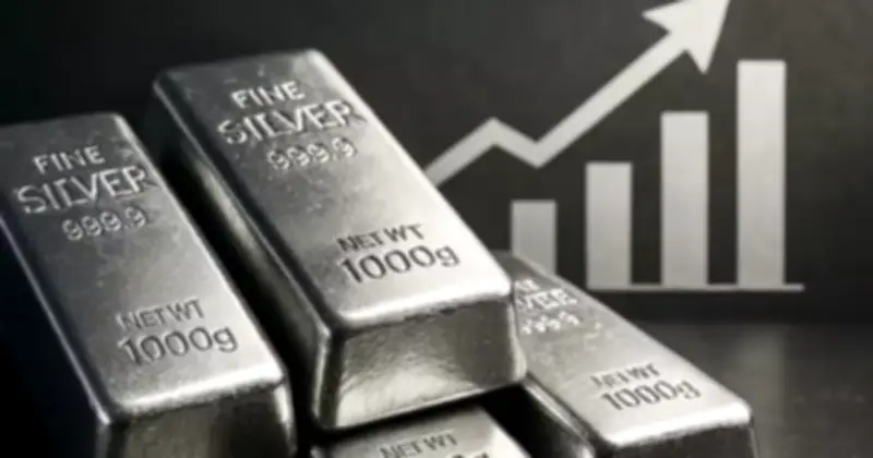 Giá bạc tăng 10 tháng liên tiếp, lập đỉnh 121 USD/ounce, thị trường bùng nổ nhờ tích trữ toàn cầu