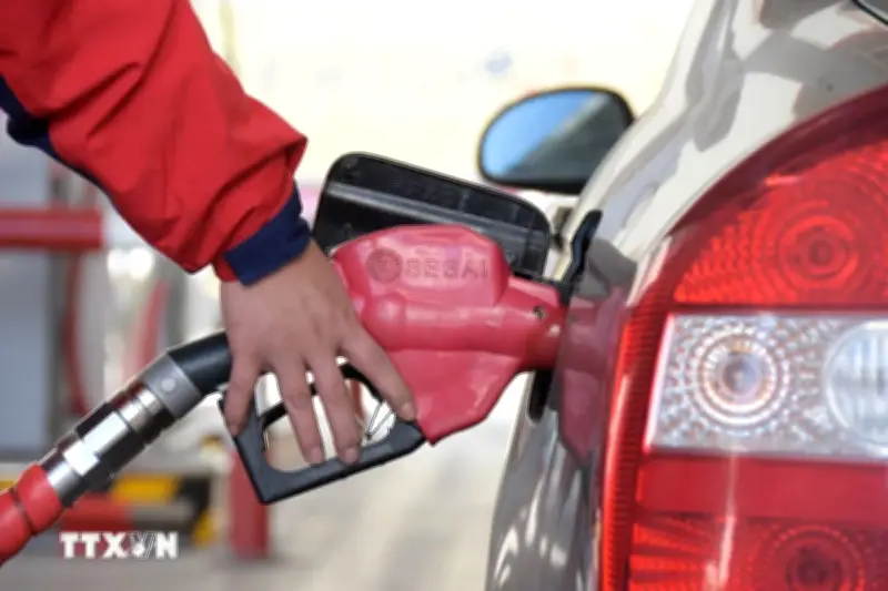 Giá dầu Brent tăng vượt mốc 100 USD/thùng do tồn kho Mỹ giảm mạnh