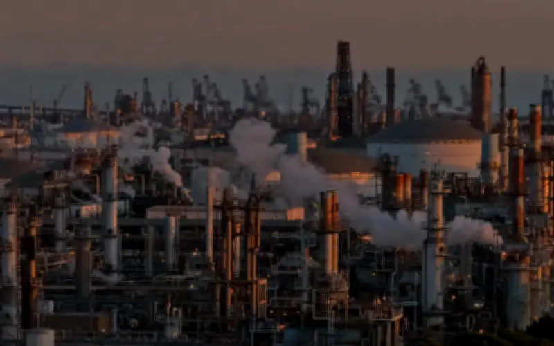 Giá dầu giảm mạnh sau thỏa thuận ngừng bắn Mỹ - Iran tại eo biển Hormuz