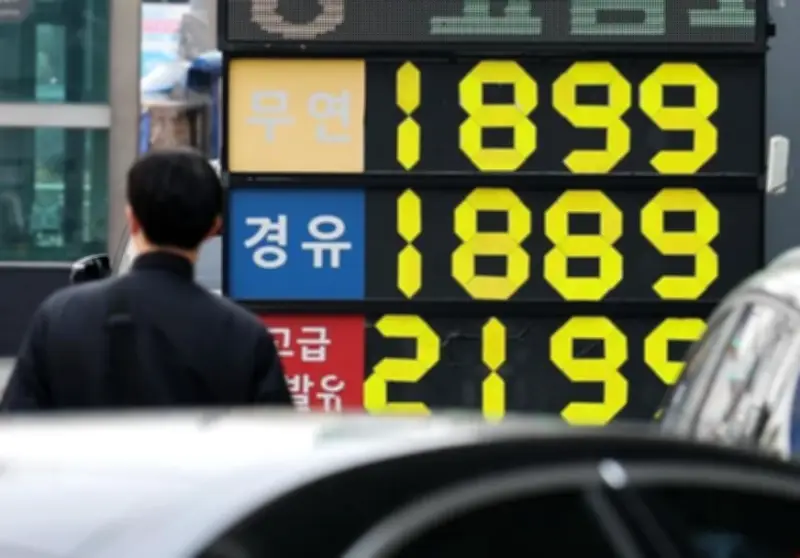 Giá dầu thế giới giảm nhẹ sau khi Mỹ gia hạn lệnh ngừng bán với Iran