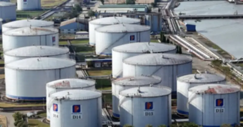 Giá dầu thế giới giảm sâu, Việt Nam tăng dự trữ xăng dầu lên 26 ngày