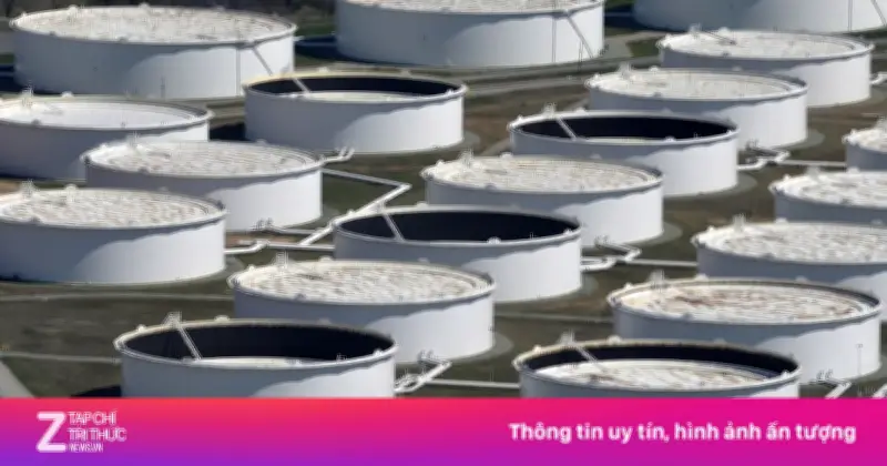 Giá Dầu Thô Toàn Cầu Lao Dốc Xuống Dưới 100 USD/Thùng, Chuyên Gia Cảnh Báo Rủi Ro