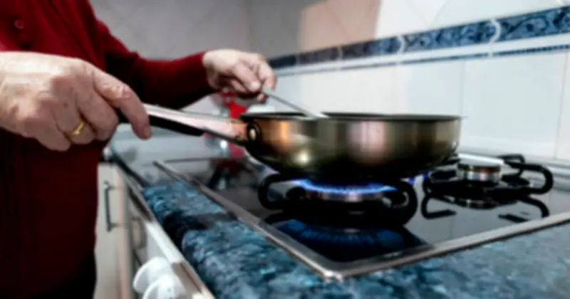 Giá gas tăng mạnh từ 1/4: Bình 12kg lên 660.000 đồng, người dùng tìm cách tiết kiệm