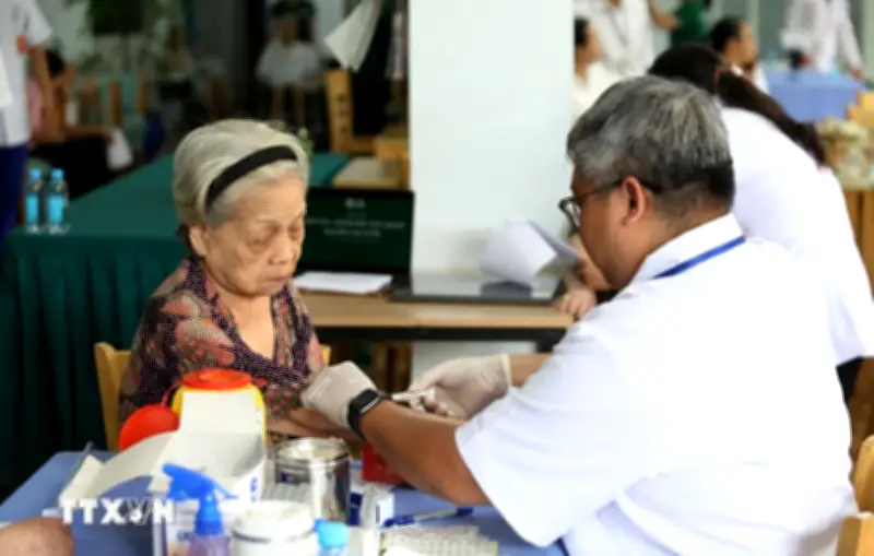 Già hóa dân số: Không thể chỉ dựa vào gia đình trong chăm sóc người cao tuổi