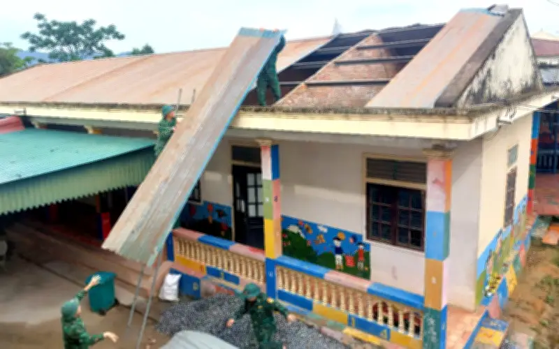 Gió lốc làm tốc mái hàng chục nhà dân ở Nghệ An