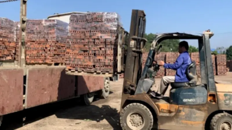 Giá nguyên liệu tăng mạnh, doanh nghiệp Cao Bằng điều chỉnh giá bán gạch