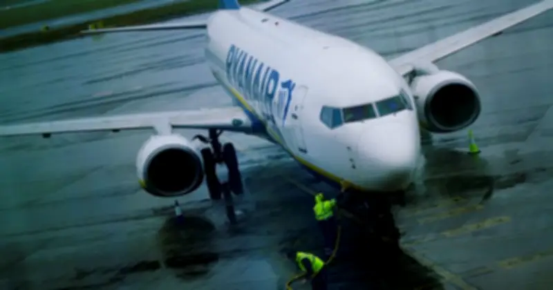 Giá nhiên liệu tăng cao khiến hàng loạt hãng bay cắt giảm chuyến, tăng giá vé