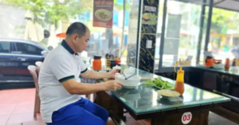 Giá Phở, Bánh Mì TP.HCM 'Đóng Băng' Dù Xăng Giảm: Hiệu Ứng Bánh Răng Và Áp Lực Người Tiêu Dùng