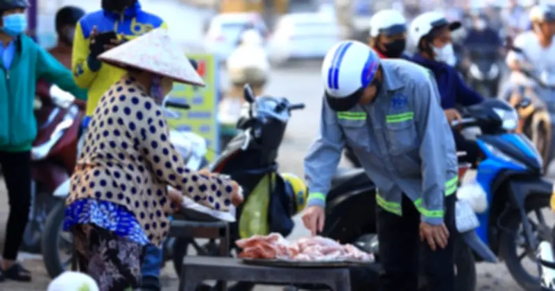 Giá thực phẩm tăng cao, người lao động TP.HCM 'thắt lưng buộc bụng'