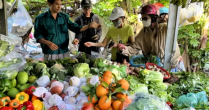 Giá thực phẩm TP.HCM phân hóa mạnh: Thịt bò, cá biển tăng, rau củ giữ giá thấp