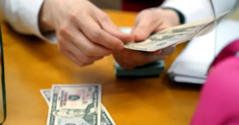 Giá USD trong nước giảm theo thế giới, euro và bảng Anh tăng mạnh