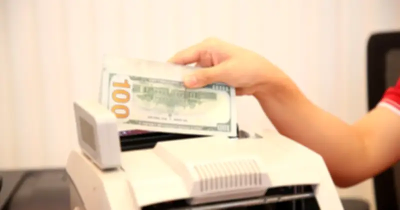 Giá USD trong nước tiếp tục giảm, trái ngược với sự tăng mạnh của euro và bảng Anh