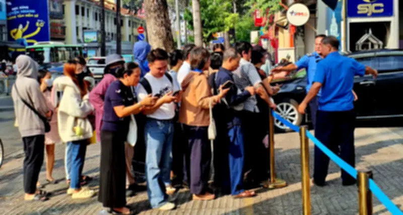 Giá Vàng Bất Ngờ Tăng Sốc, Người Dân TP.HCM Xếp Hàng Dài Chờ Mua