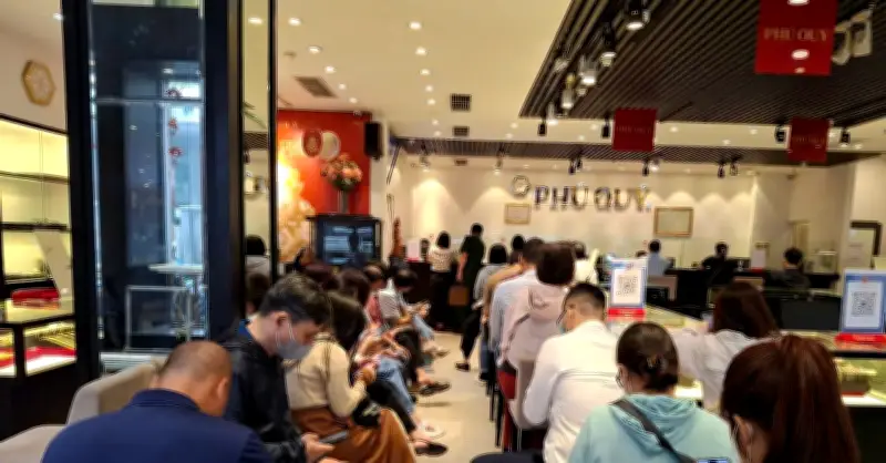 Giá vàng giảm sâu, người dân Hà Nội xếp hàng dài chờ mua vàng bóng