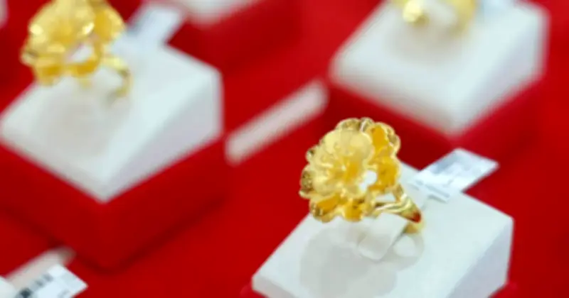 Giá vàng hồi phục trở lại khi đồng USD suy yếu và căng thẳng Trung Đông leo thang