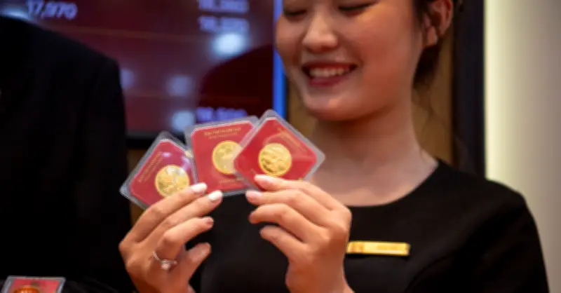 Giá vàng hôm nay 1/5/2026: Thế giới tăng mạnh, trong nước giảm sâu