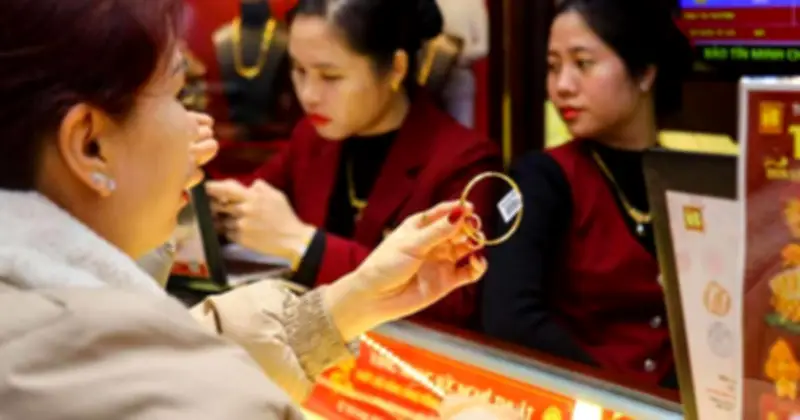 Giá vàng lao dốc mạnh do áp lực từ USD và lợi suất trái phiếu Mỹ tăng cao