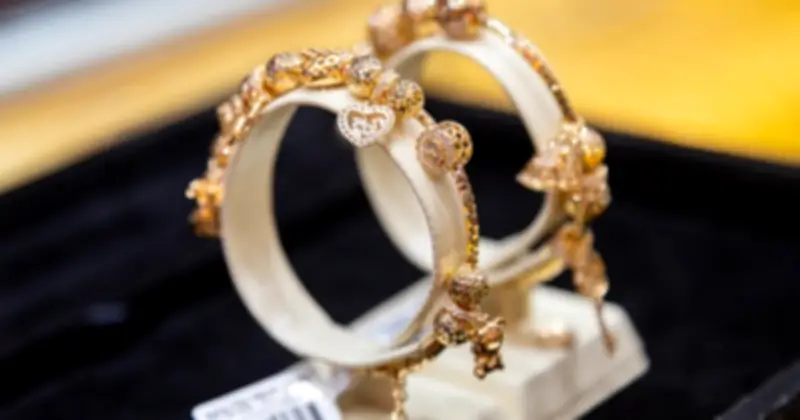 Giá vàng thế giới tăng mạnh khi USD suy yếu và căng thẳng địa chính trị hạ nhiệt