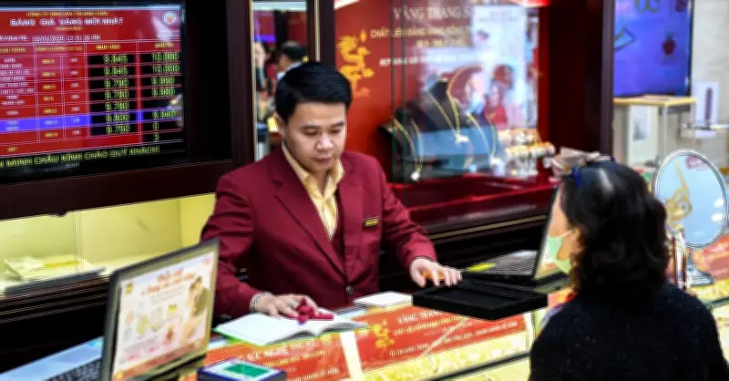 Giá vàng thế giới tăng vọt lên gần 4.900 USD/ounce sau tuyên bố của Tổng thống Trump về eo biển Hormuz