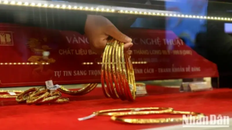 Giá vàng trong nước giảm xuống thấp nhất 3 tháng, cao hơn thế giới 20 triệu đồng
