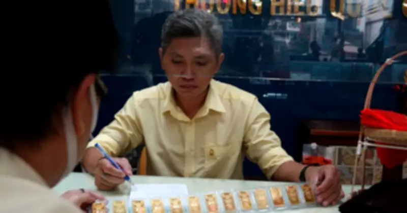 Giá vàng trong nước tăng ngược chiều thế giới, nhà đầu tư lỗ nặng và cảnh báo lừa đảo