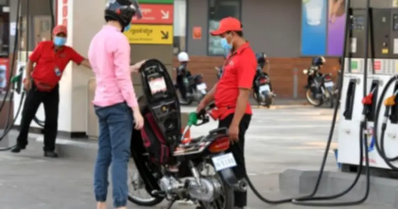 Giá xăng dầu Campuchia tăng, chính phủ can thiệp giảm thuế