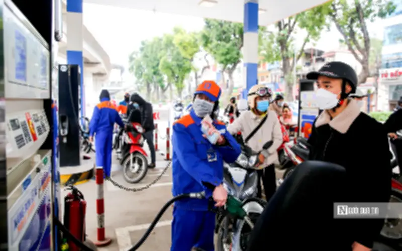 Giá xăng dầu giảm từ chiều 23/4, Việt Nam có giá thấp hơn các nước láng giềng