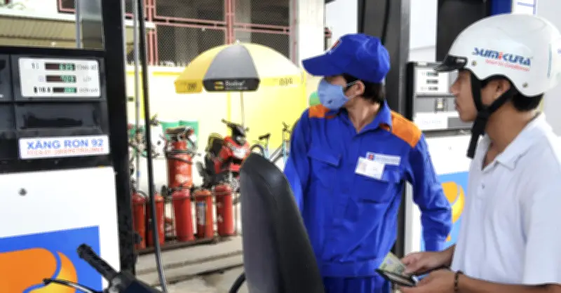 Giá xăng dầu hạ 8-280 đồng/lít, nhập khẩu tăng đột biến