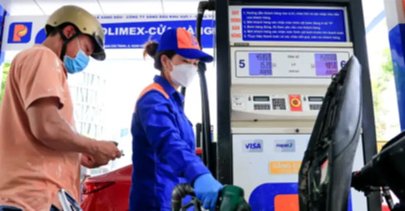 Giá xăng dầu hôm nay 27/4: Thế giới tăng nhanh, trong nước giữ mức thấp