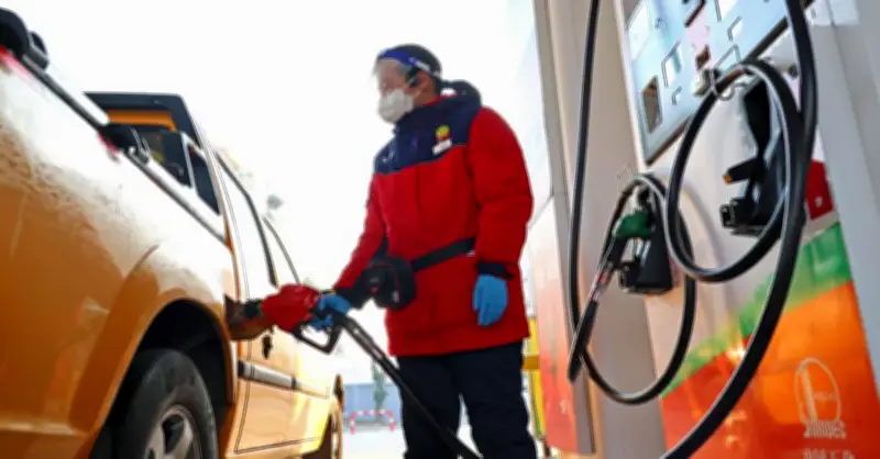 Giá xăng dầu leo thang, các nước cầu cứu trước cú sốc nguồn cung