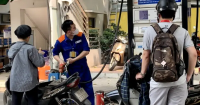 Giá xăng dầu đồng loạt giảm mạnh từ chiều 9.4, Việt Nam thấp hơn các nước láng giềng