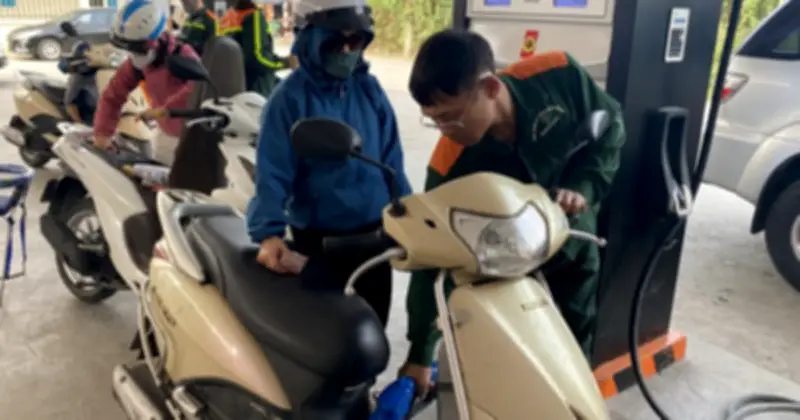 Giá xăng dầu tăng mạnh từ chiều 29-4, xăng RON95 vượt 23.700 đồng/lít