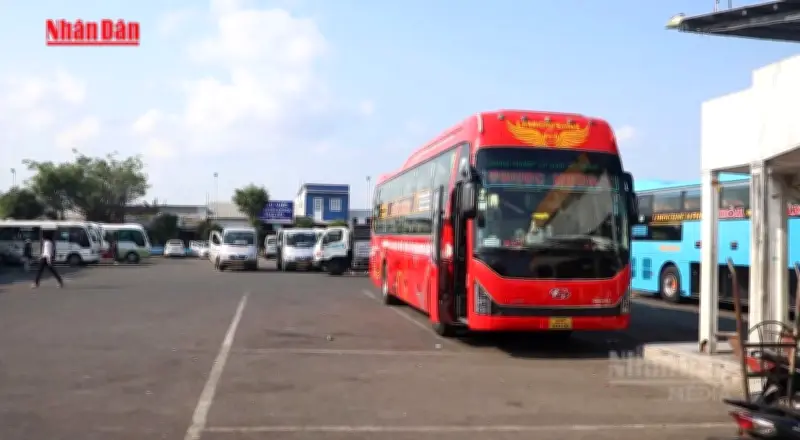 Giá xăng tăng cao, vận tải đường bộ đối mặt áp lực lớn, nhiều địa phương kiến nghị tạm ngừng tuyến