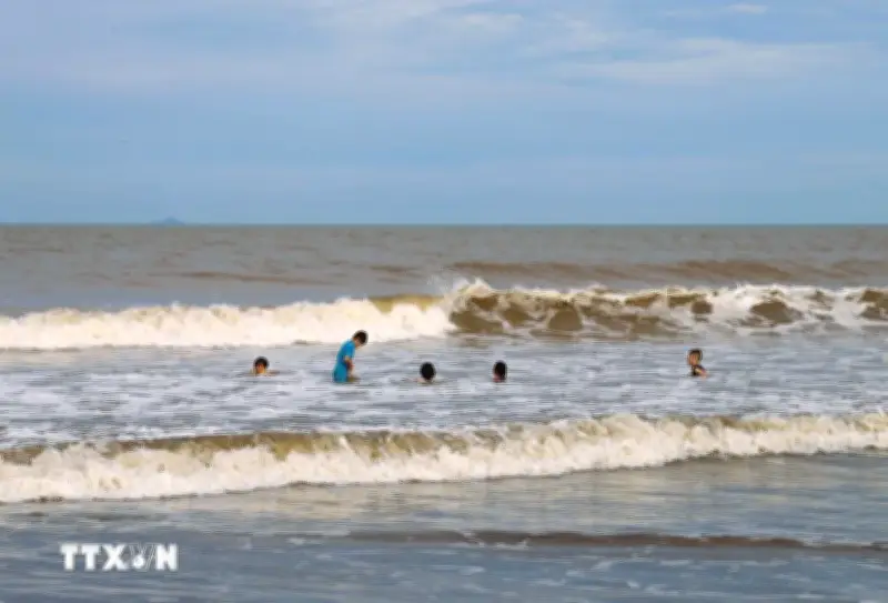 Gia Lai: Nhóm học sinh tắm biển, một em bị sóng cuốn trôi mất tích