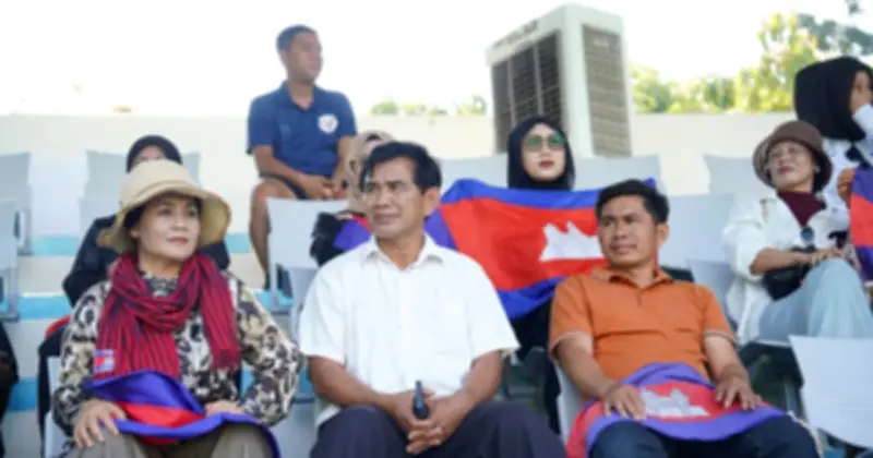 Gia đình Campuchia vượt 12 giờ xe buýt đến Nha Trang cổ vũ con trai thi đấu bóng đá sinh viên quốc tế
