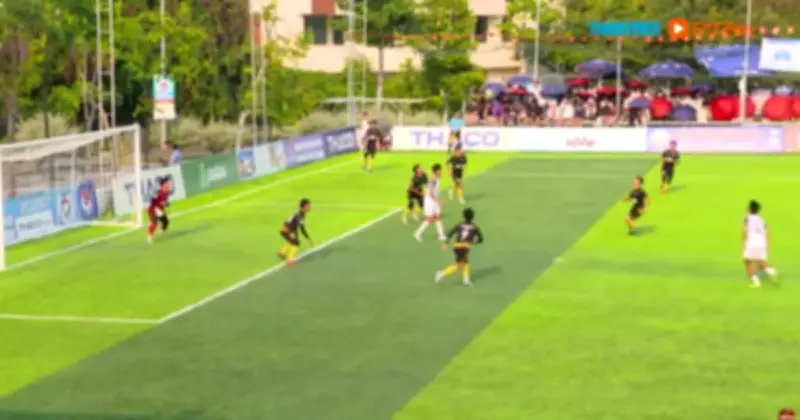 Gia đình Campuchia vượt 12 tiếng xe buýt sang Nha Trang cổ vũ con thi đấu