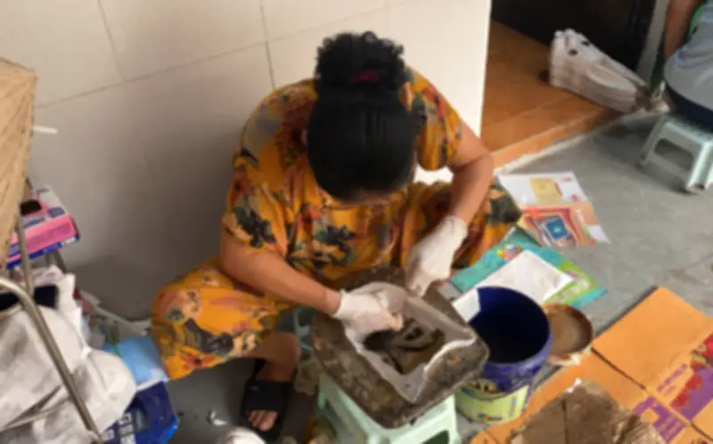 Gia Đình Nghệ Nhân Cuối Cùng Giữ Lửa Nghề Làm Mặt Nạ Giấy Bồi Tại Phố Cổ Hà Nội