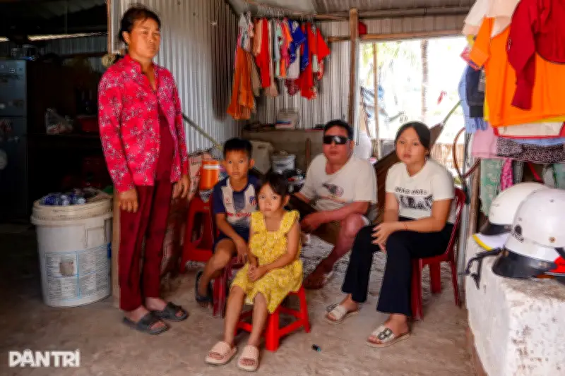 Gia đình nghèo vô cùng, mẹ mắc bệnh hiểm nghèo, muốn nuôi 3 con thơ