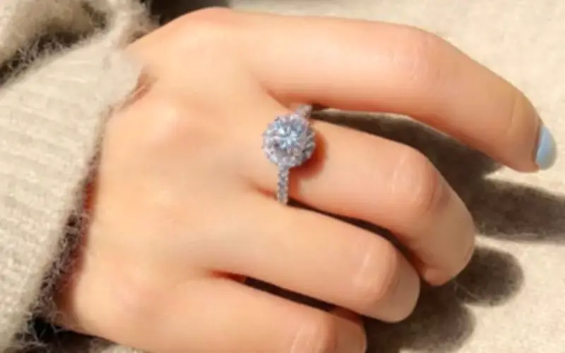 Giải Mã Ý Nghĩa Các Ngón Tay Đeo Nhẫn Ở Phụ Nữ: Từ Tình Yêu Đến Sự Nghiệp