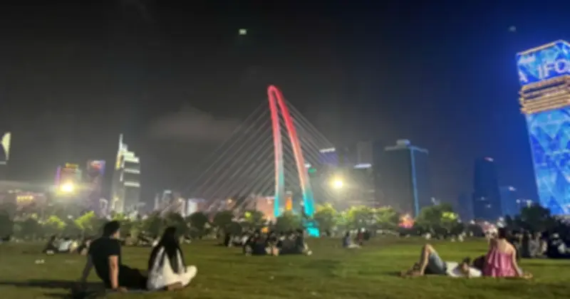 Giới trẻ TP.HCM thư giãn, chụp ảnh với 'view triệu đô' về đêm