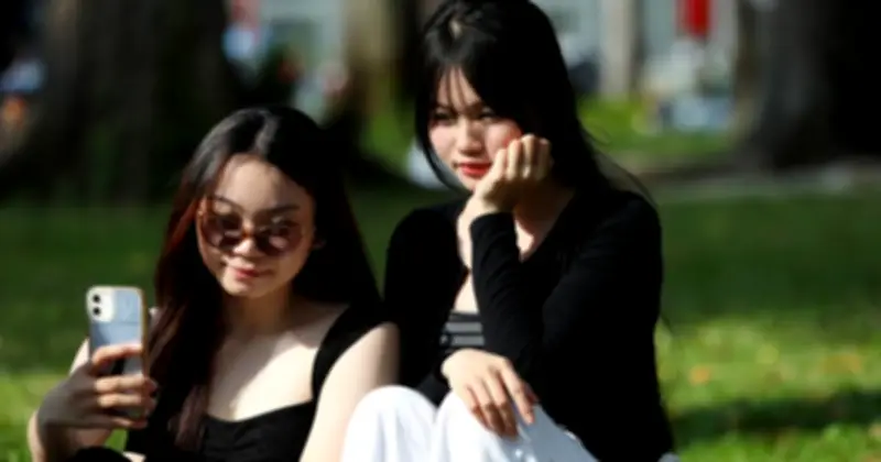 Giới trẻ TP.HCM đổ về công viên 30/4 tận hưởng kỳ nghỉ lễ