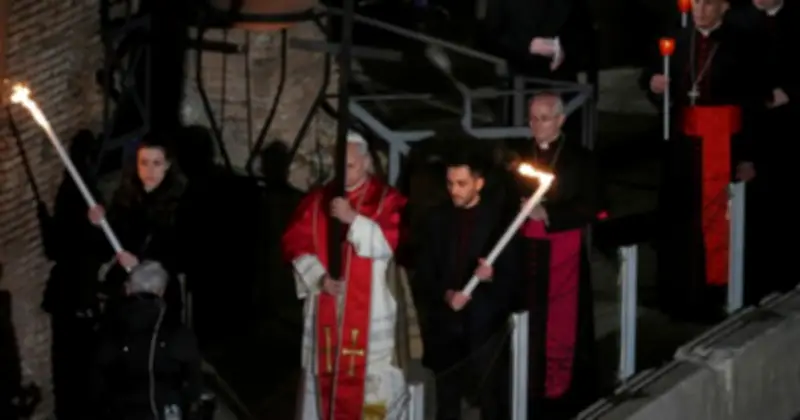 Giáo Hoàng Leo XIV Vác Thánh Giá Trong Lễ Rước Đêm Thứ Sáu Tuần Thánh