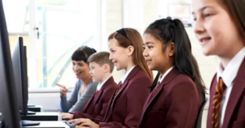 Giáo viên Anh cảnh báo AI đang làm suy yếu tư duy phản biện và kỹ năng cơ bản của học sinh