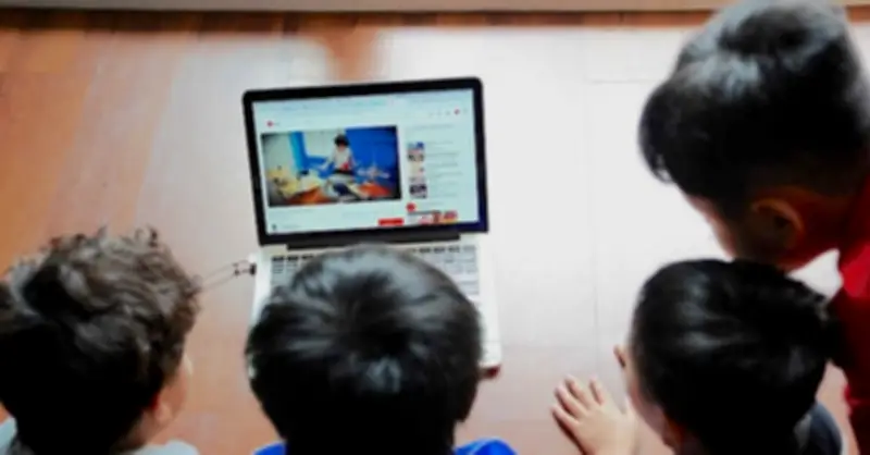 Giáo viên giao bài qua Facebook, Zalo: Cấm trẻ dùng mạng xã hội kiểu gì?