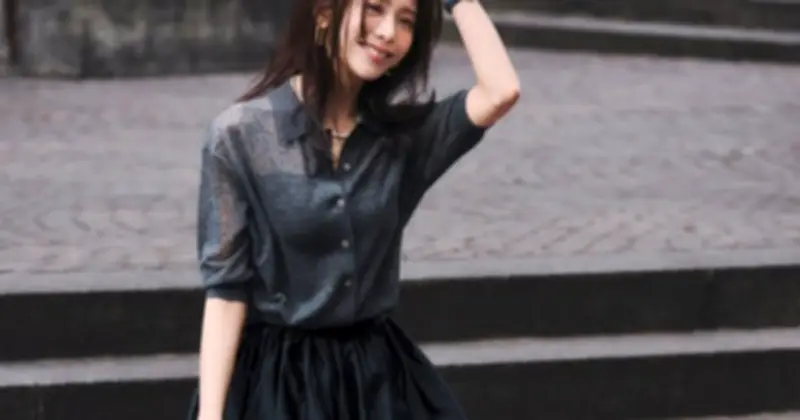 Giày Thể Thao Và Váy Dài: Bản Phối Hoàn Hảo Cho Phong Cách Năng Động Và Nữ Tính