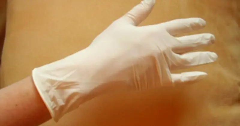 Găng Tay Phòng Thí Nghiệm: Thủ Phạm Làm Sai Lệch Dữ Liệu Ô Nhiễm Vi Nhựa