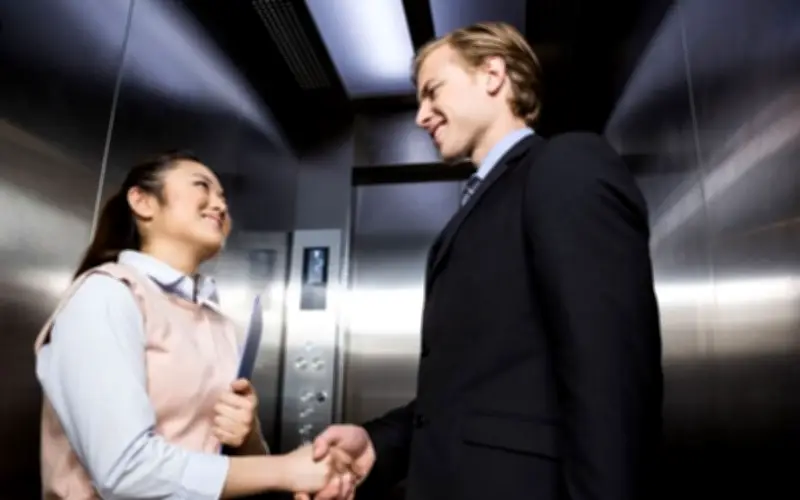 Gặp sếp trong thang máy: Người EQ thấp chỉ biết chào, người EQ cao nói 3 câu khiến tương lai khác hẳn