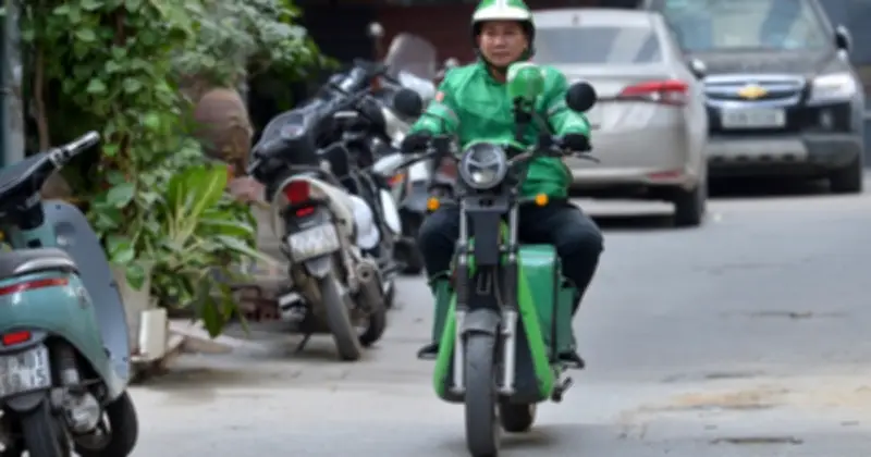 Grab tăng phí nền tảng từ 28/4, hỗ trợ tài xế đối phó bão giá