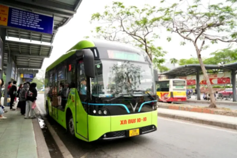 Hà Nội đưa 53 xe buýt điện mới vào khai thác trên 3 tuyến trọng điểm