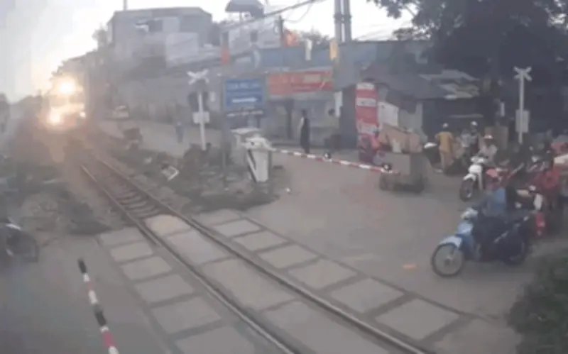 Hà Nội: Băng Qua Đường Ray Khi Tàu Đang Tới, Người Đàn Ông Thoát Chết Trong Gang Tấc